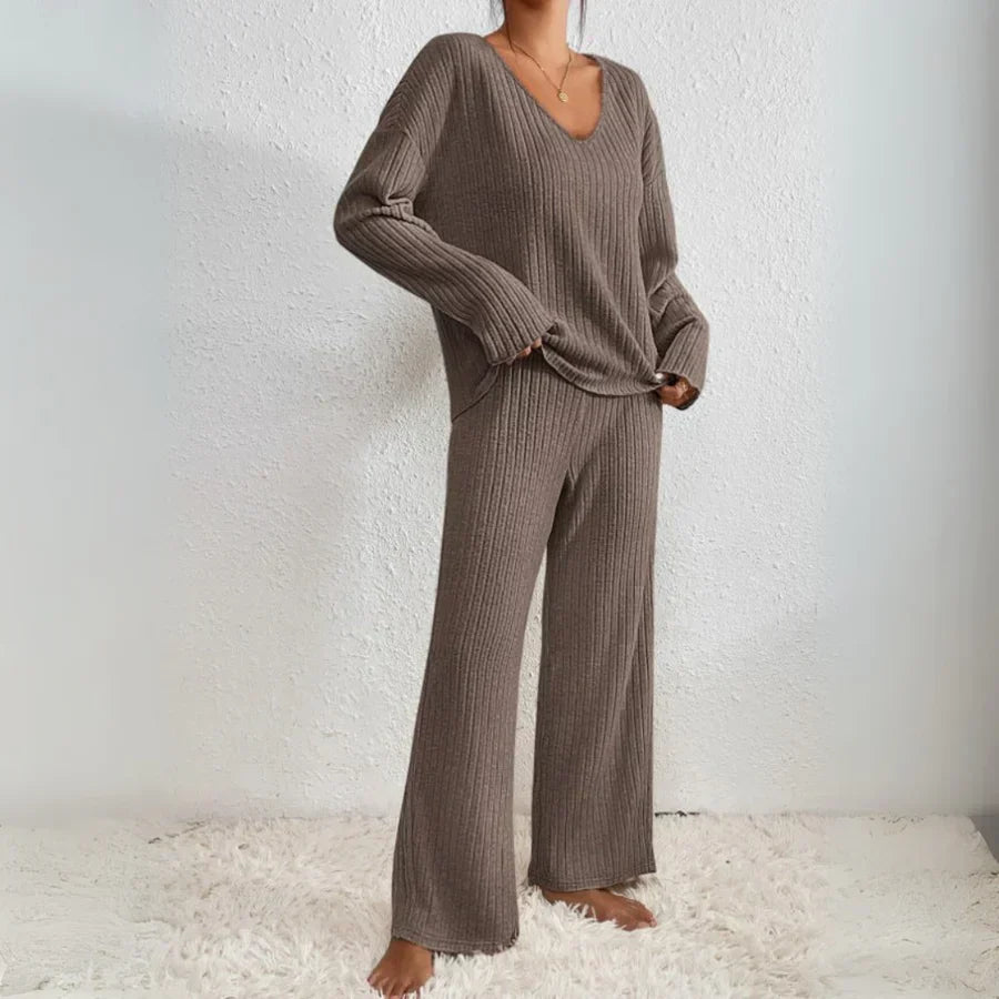 Elara | Two-Piece Suit With Straight Trousers and V-Neck Top
